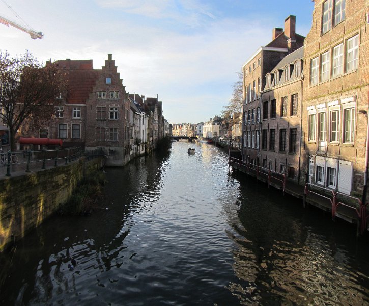 de leie_gent.jpg - De Leie is de rivier die door Gent stroomt. Links op de kade ligt Dulle Griet (ook wel groten rooden duyvele genoemd). Dit oude kanon stamt uit 1431 en werd naar Gent gebracht voor de strijd met de Spanjaarden.